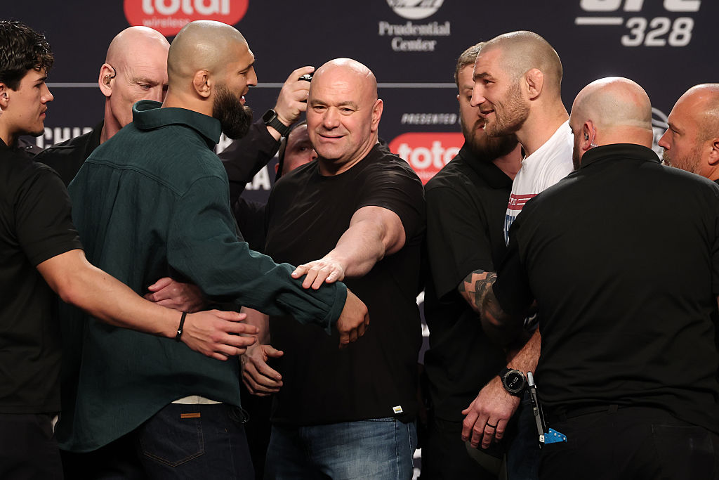 Résultats UFC 328 : Suivez en direct les scores ronds par ronds !
