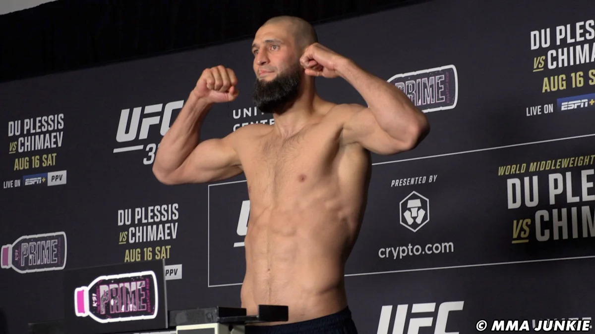 Résultats officiels de la pesée de l'UFC 328 : Regardez en direct !