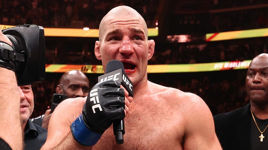 Strickland révèle avoir combattu Khamzat Chimaev avec une blessure à l'épaule lors d'une victoire surprise à l'UFC 328 !