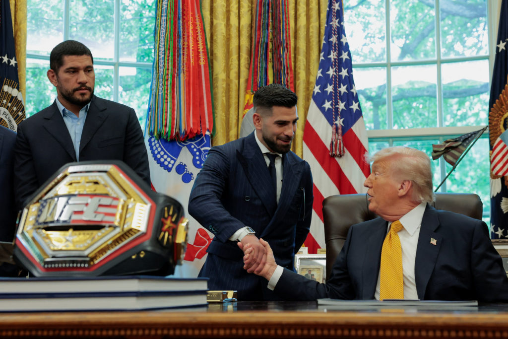 Trump reçoit des combattants de l'UFC à la Maison Blanche et annonce un combat épique sur la pelouse !