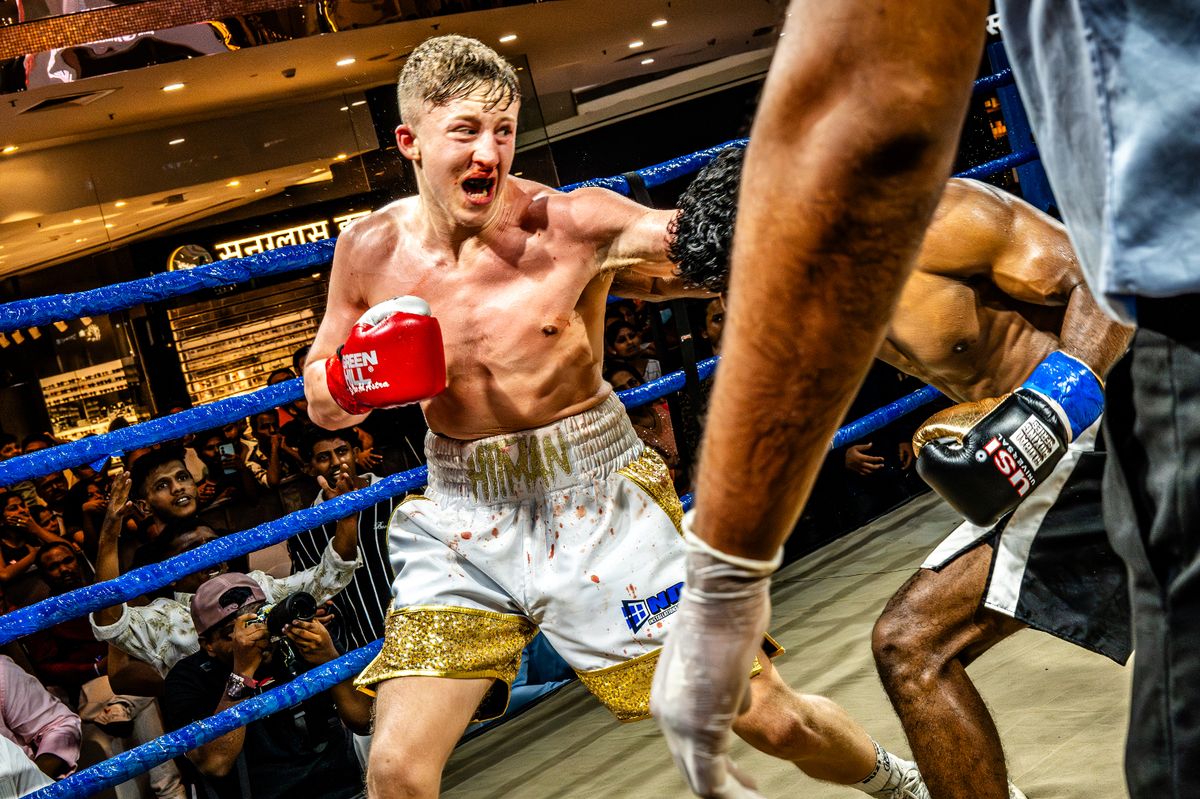 Le boxeur adolescent de Plymouth, Callum Dan, a remporté son premier combat en Inde, maintenant son record parfait.