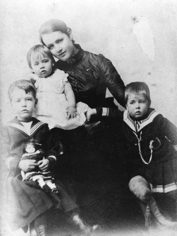 Portrait de la famille Bohr, y compris son frère Harald, sa sœur Jenny, sa mère, et Niels, âgé de quatre ans, à droite, vers 1889.