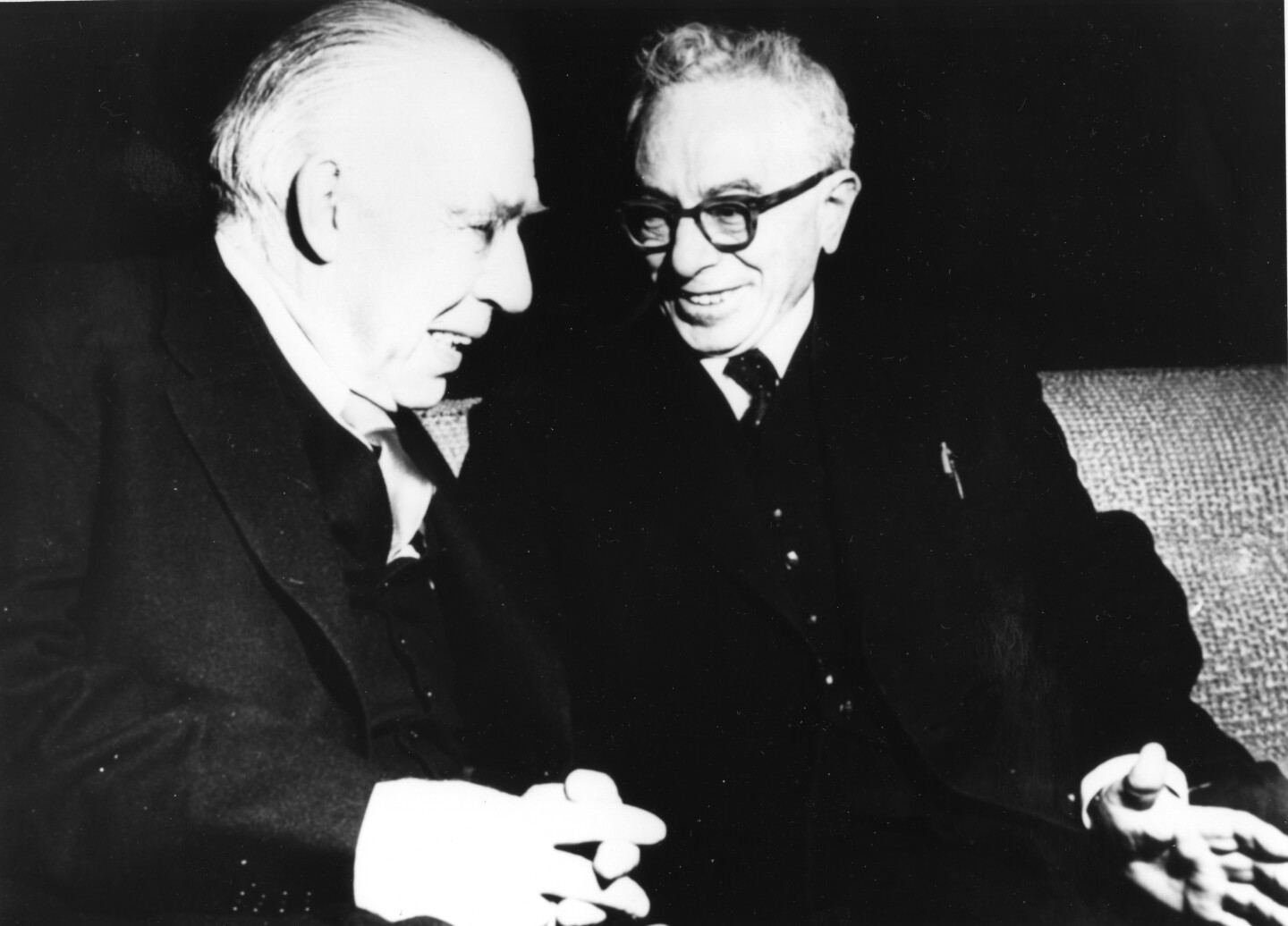 Deux hommes assis ensemble.