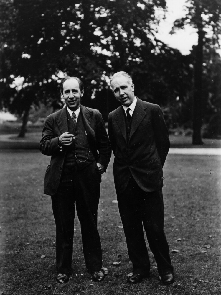 Deux hommes debout ensemble en extérieur.