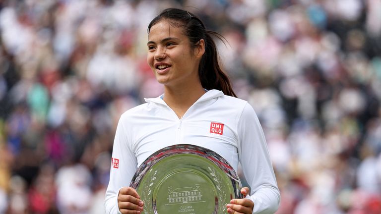 Emma Raducanu avec le trophée de finaliste suite à sa défaite contre Donna Vekic