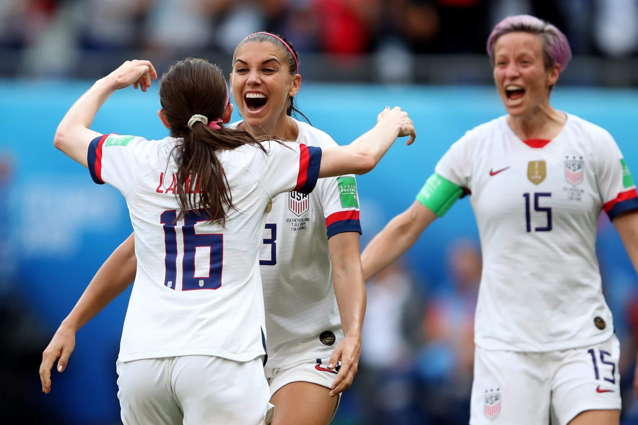 Rose Lavelle tend la main pour embrasser Alex Morgan, avec Megan Rapinoe en arrière-plan, après avoir marqué lors de la finale de la Coupe du Monde féminine 2019 entre les États-Unis et les Pays-Bas.