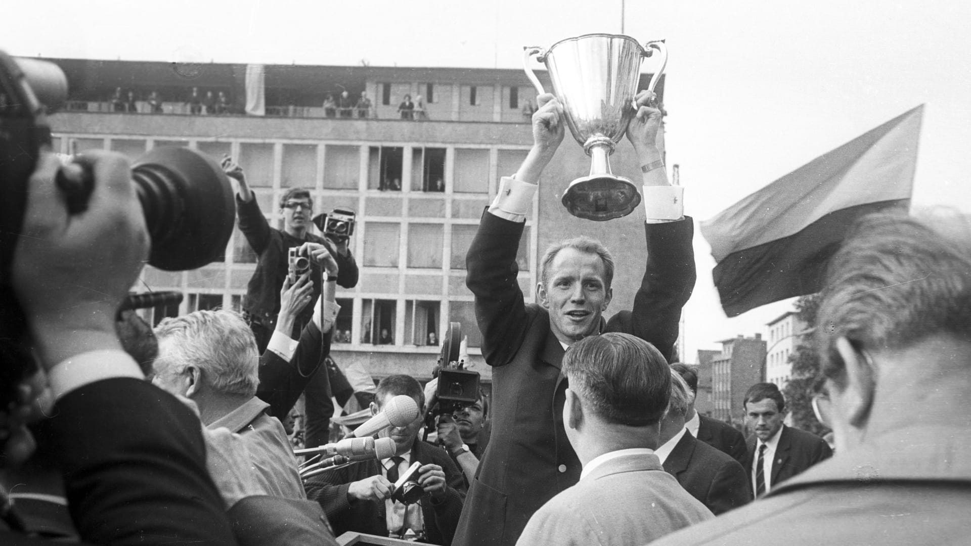 Wolfgang Paul avec le trophée européen des vainqueurs de coupe