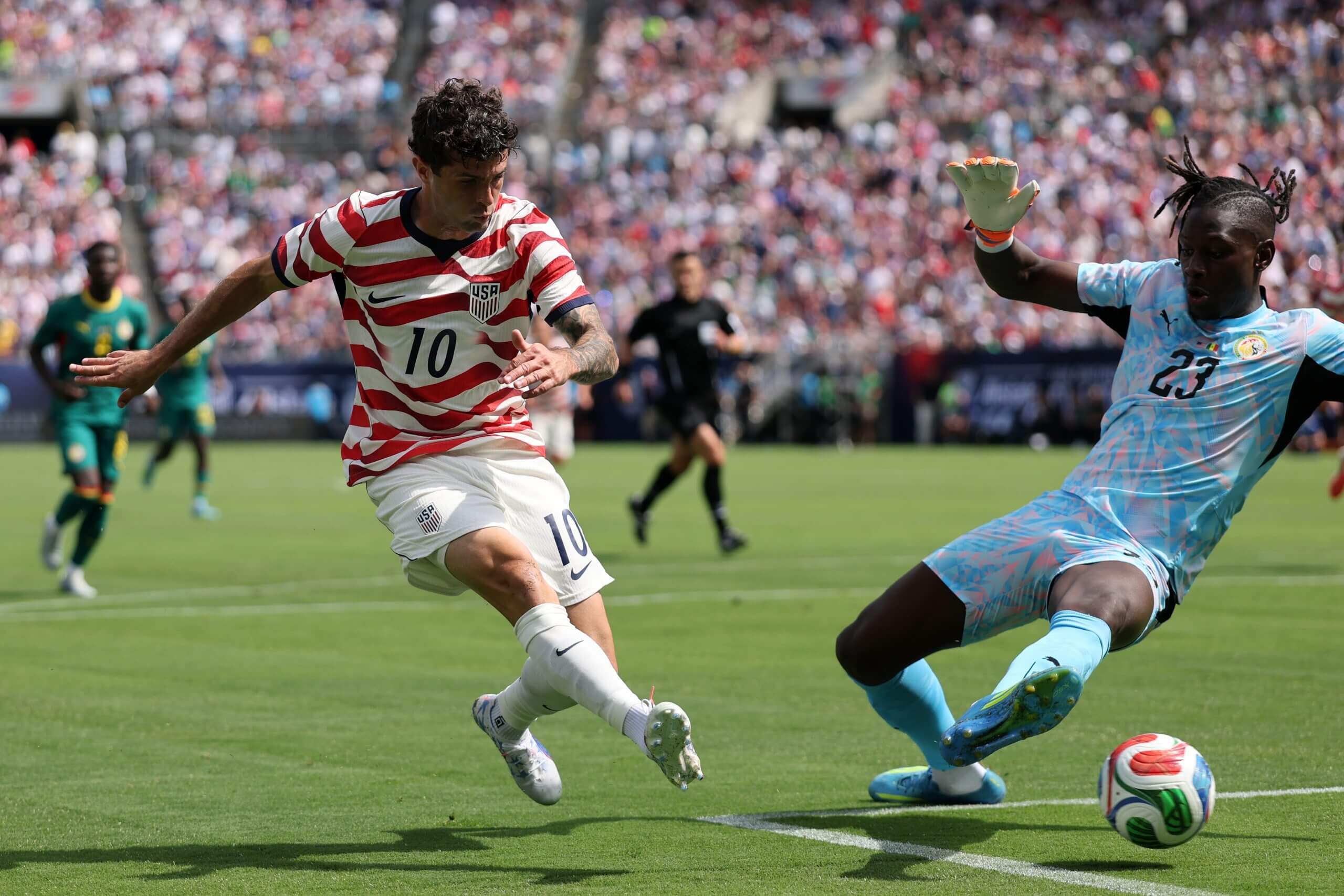 Christian Pulisic des États-Unis marque contre Mory Diaw du Sénégal lors d'un match amical le 31 mai.