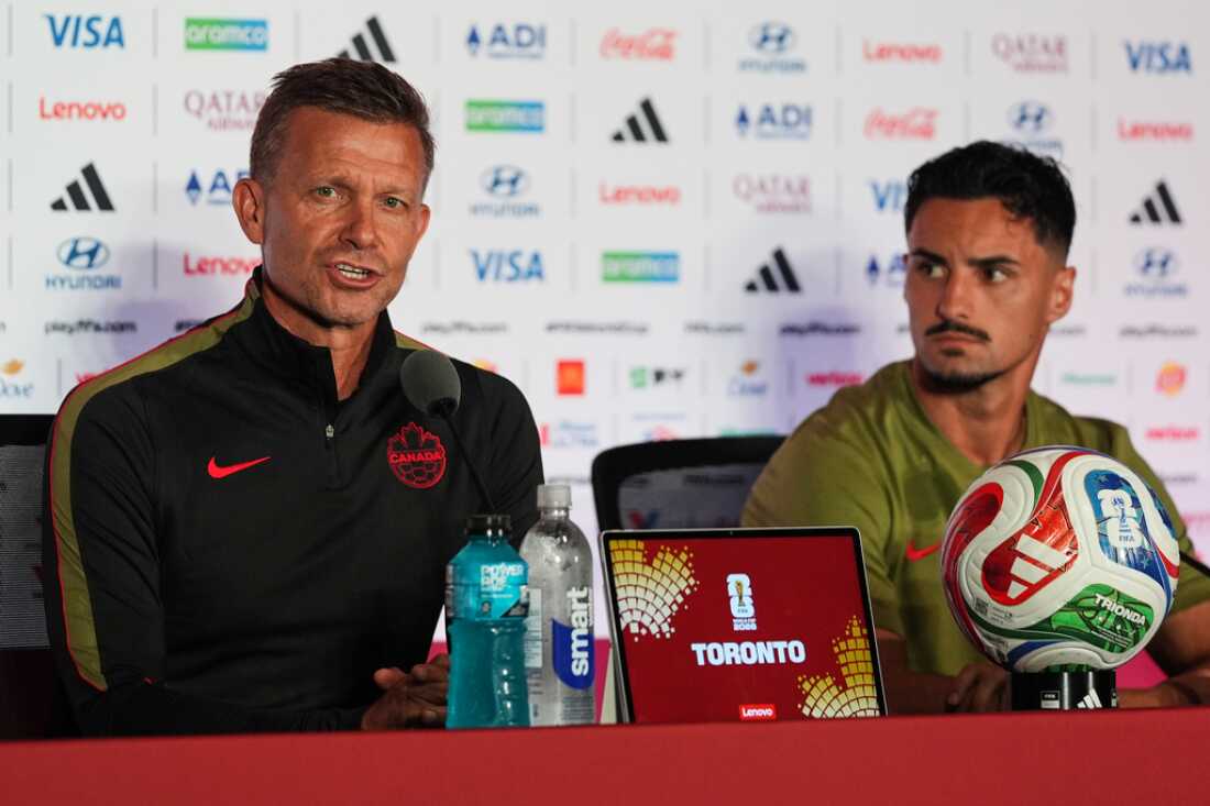 L'entraîneur de l'équipe nationale du Canada, Jesse Marsch, à gauche, avec Stephen Eustaquio, s'exprime lors d'une conférence de presse, le jeudi 11 juin 2026, à Toronto, la veille du match d'ouverture de la Coupe du Monde contre la Bosnie. (AP Photo/Stephanie Scarbrough)