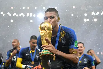 Kylian Mbappé avec la coupe du monde