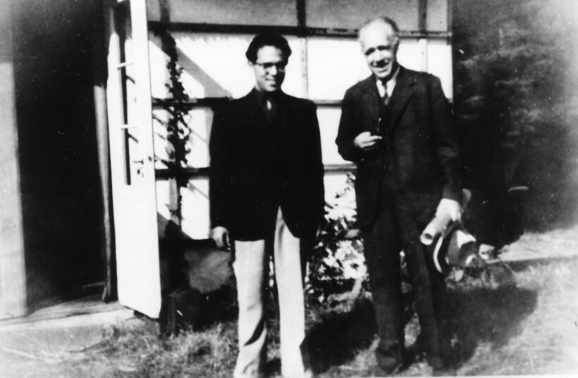 Abraham Pais et Niels Bohr posent pour un portrait informel.