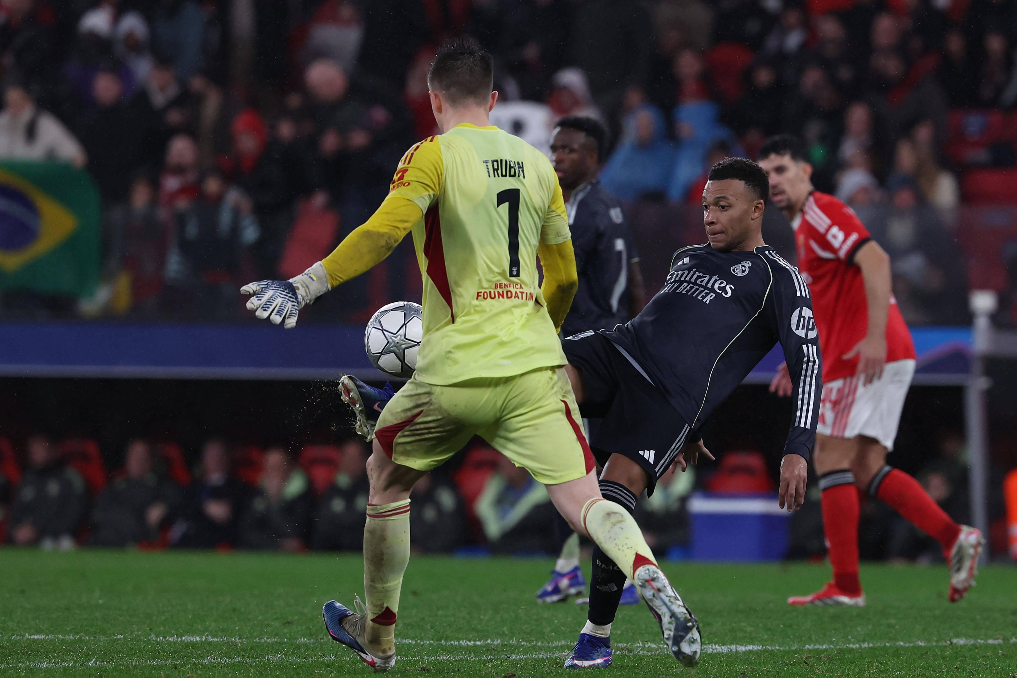 Trubin face à Mbappé lors d'un match contre le Real Madrid