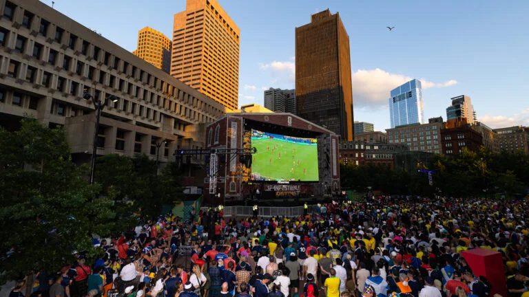 Les fans de la Coupe du Monde regardent un match au Fan Fest de Boston dans le City Hall Plaza samedi.