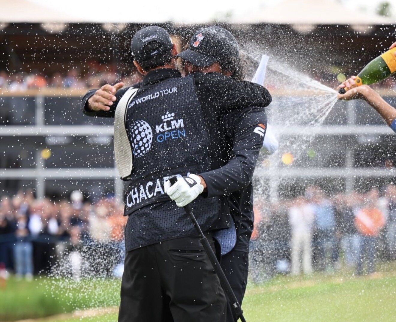 Eugenio Chacarra se abraza con Win après sa victoire au KLM Open. Eugenio Chacarra se abraza con Win tras la victoria en el KLM Open.