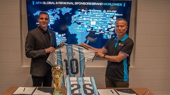 Petersen rubricó acuerdos de AFA en todo el mundo