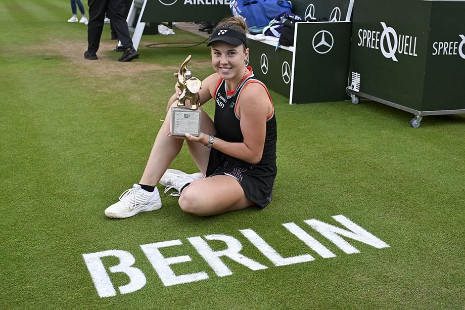Linda Nosková avec le trophée WTA 500 à Berlin