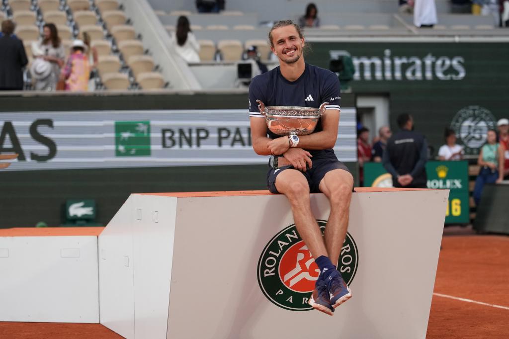 Alexander Zverev avec le trophée de Roland-Garros