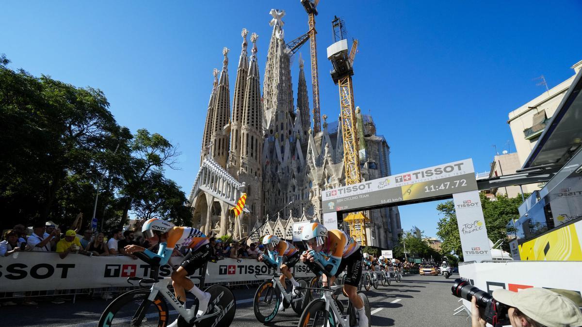 Ciclistas del NSN Cycling Team durante la primera etapa del Tour de Francia, una contrarreloj por equipos de 19,6 kilómetros este sábado en Barcelona.
