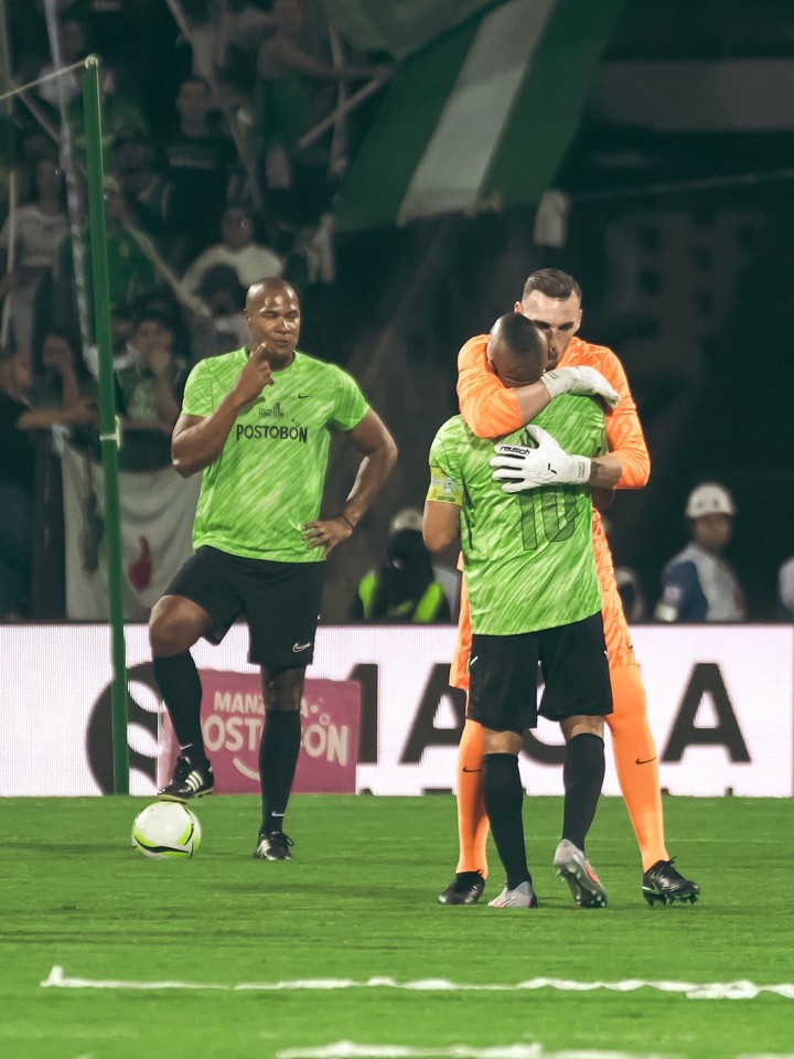 Franco Armani s'embrasse avec le honore Macnelly Torres