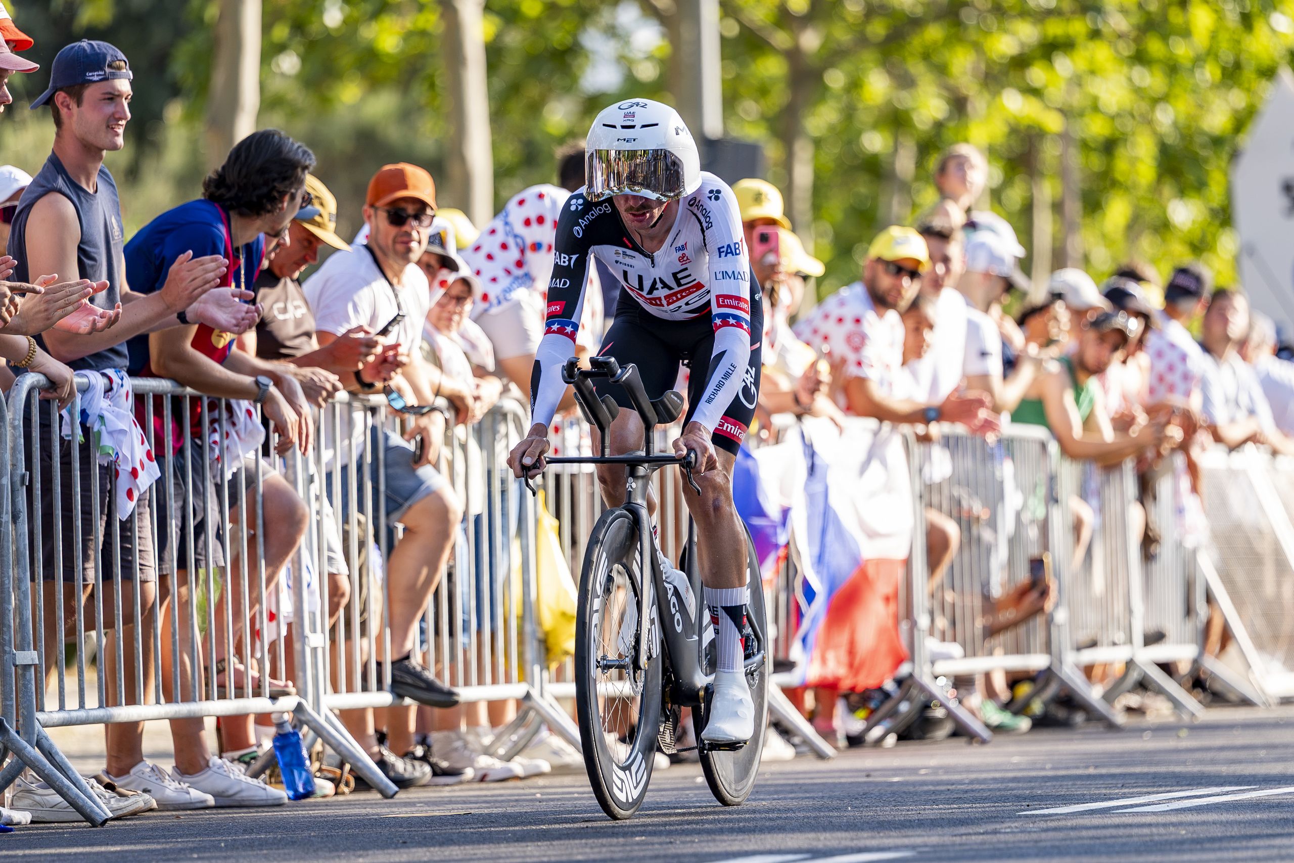 Brandon McNulty renversé par un conducteur juste avant le contre-la-montre de la 16e étape du Tour de France