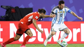 Lionel Messi (d) controla un balón en el partido de cuartos de final...