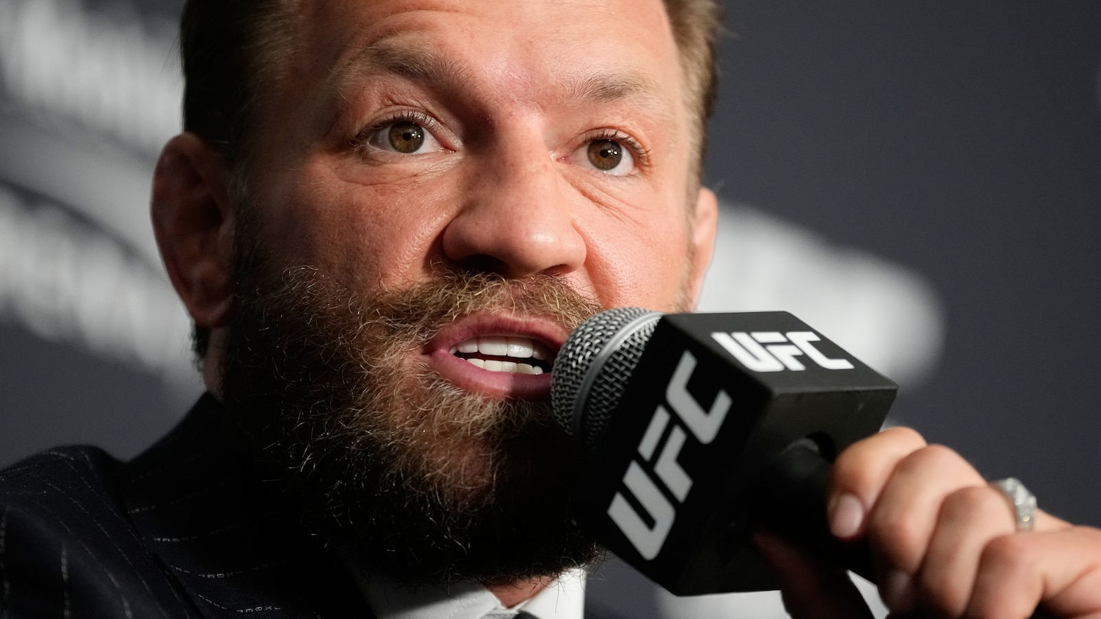 Conor McGregor confiant pour la revanche contre Max Holloway, les deux vedettes en tête d’affiche de l’UFC 329 ce samedi.