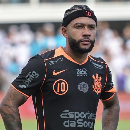 Memphis Depay en action pelo Corinthians, em clássico contra o Santos, no Brasileirão