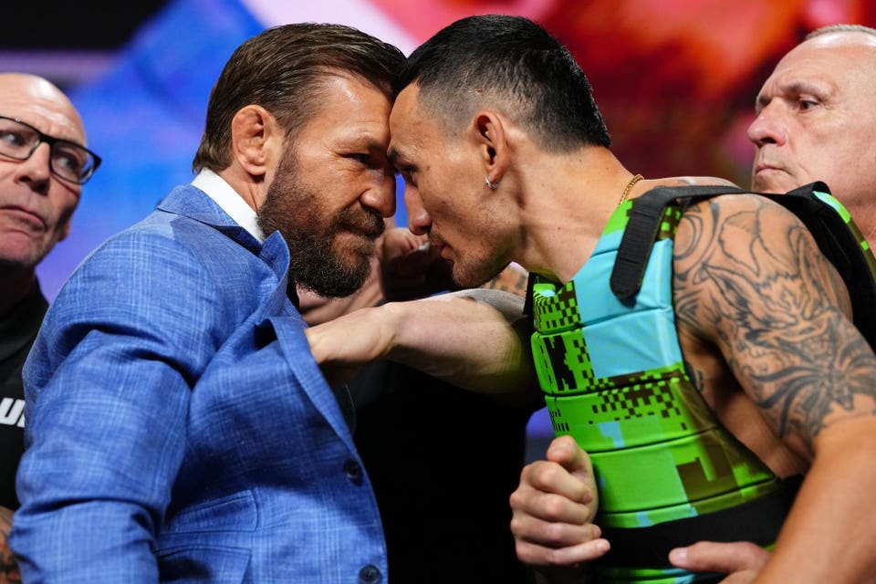 Conor McGregor et Max Holloway lors de la conférence de presse UFC 329