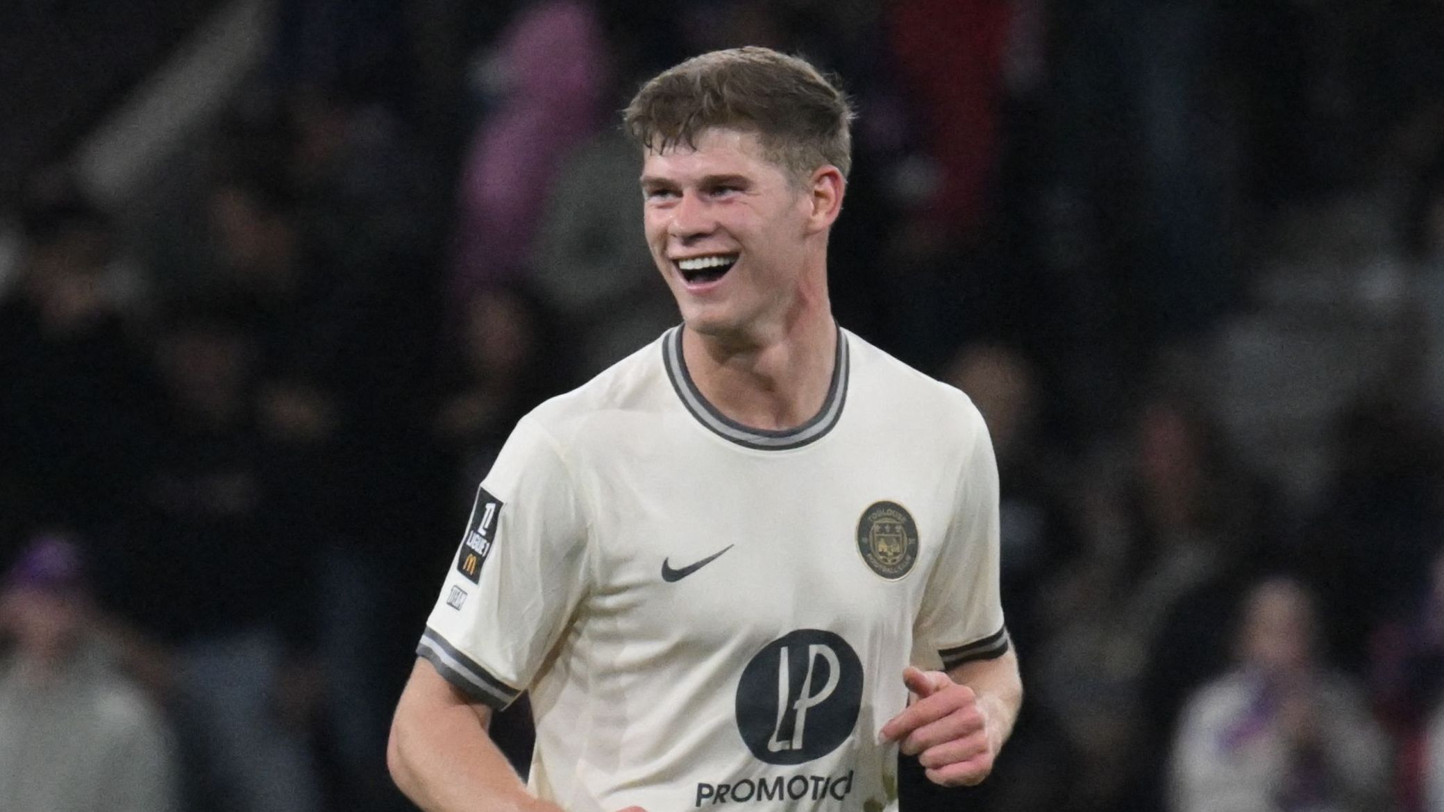 Départ éclatant : Charlie Cresswell, le défenseur anglais, rejoint un nouveau club pour 28 millions d’euros après son passage remarqué à Toulouse !
