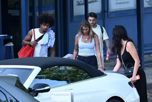 Karim Adeyemi lors d’un déplacement à Dortmund, porte un sac rouge.