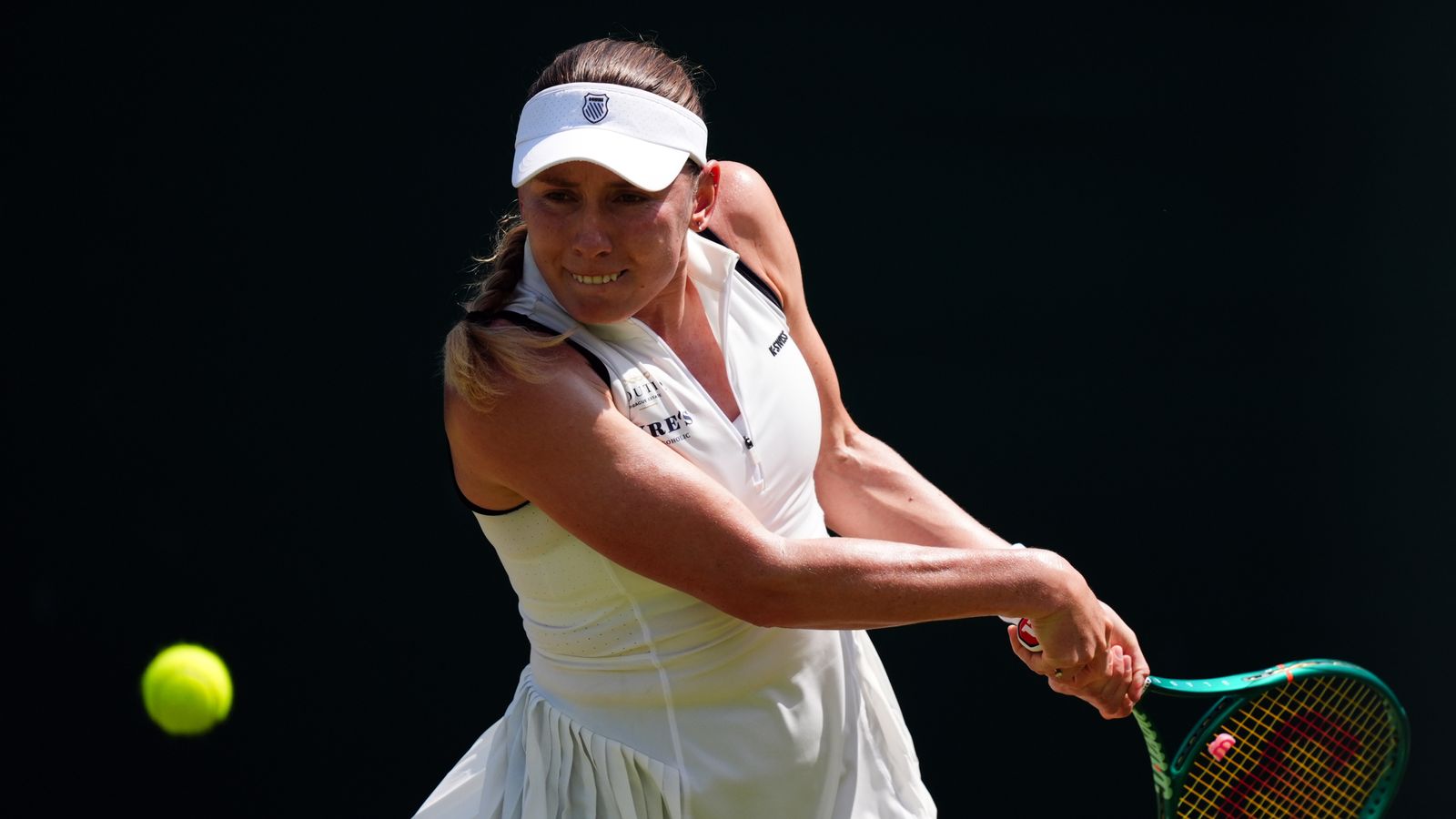 Ekaterina Alexandrova s’effondre sur le court après un match de trois heures contre Kristina Liutova à Memphis