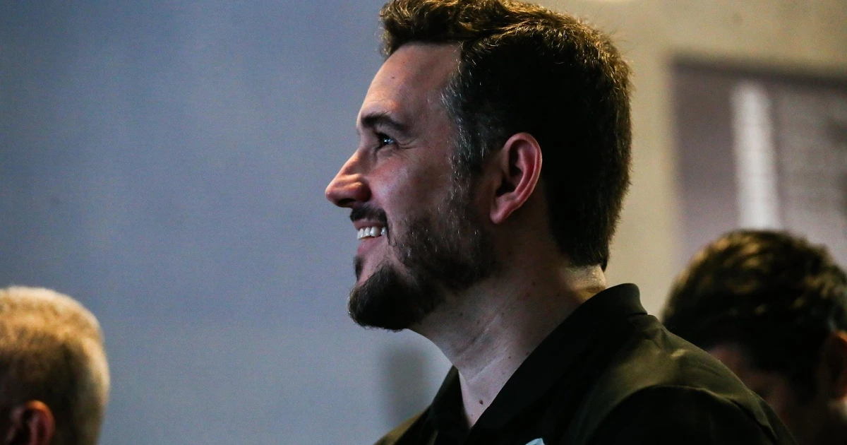 Gabriel de Alba sollicite Botafogo pour obtenir des conseils pour jouer au football et doit interviewer Raphael Rezende.