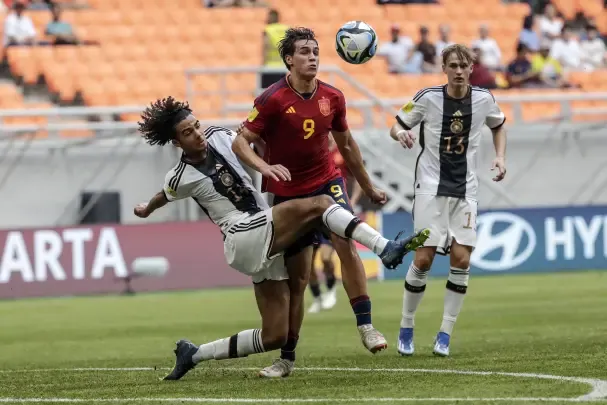 Marc Guiu en action lors d’un match international U-17