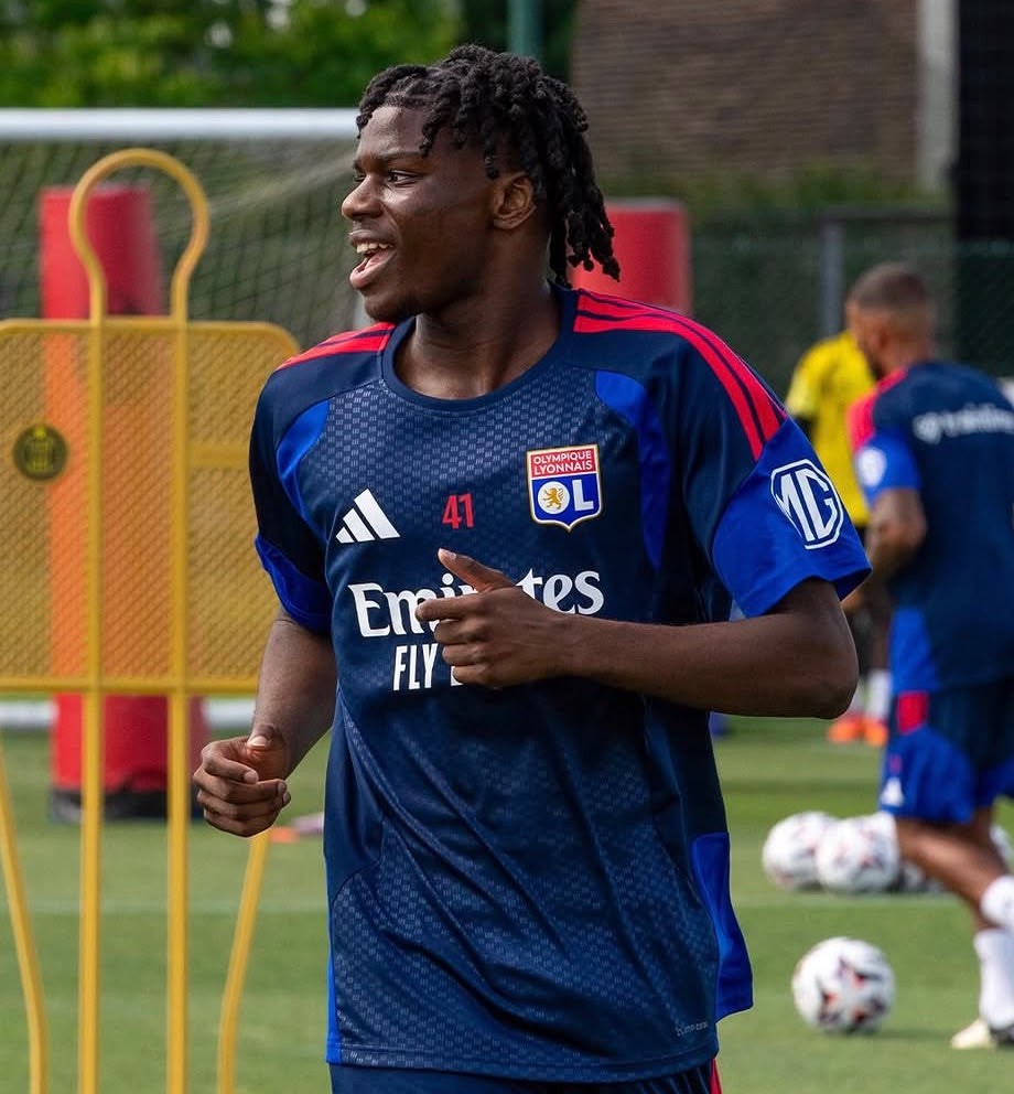 Jeune Défenseur Nigérian Prend d’Assaut l’Équipe Première des Géants de Ligue 1, Lyon !