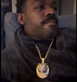Jon Jones explique enfin le moment viral du collier GOAT qui a fait parler les fans de l'UFC