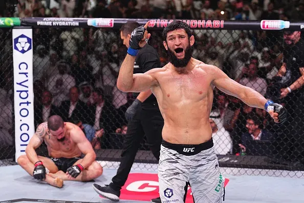 Khamzat Chimaev signe Tyron Woodley pour le RAF Moscou