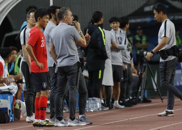 Paulo Bento et Hwang In-beom lors d’un rassemblement de la sélection sud-coréenne