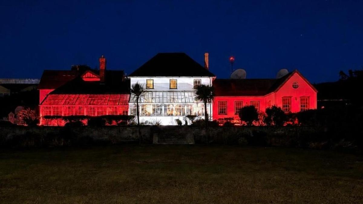 Mondial en direct - Drapeau anglais sur la maison du gouverneur des Malouines. La promesse de Cucurella