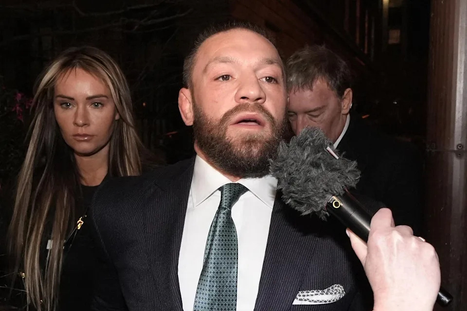 Conor McGregor et sa partenaire Dee Devlin quittant le High Court à Dublin