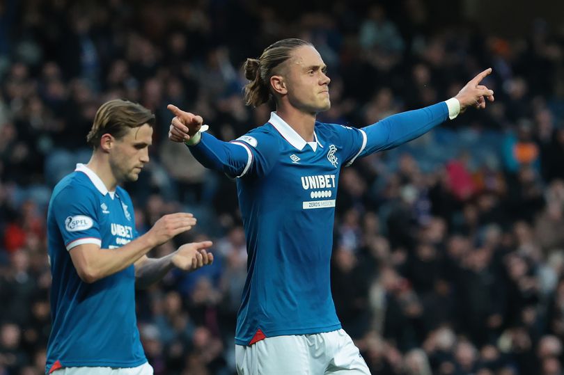 Thelo Aasgaard des Rangers célèbre son but