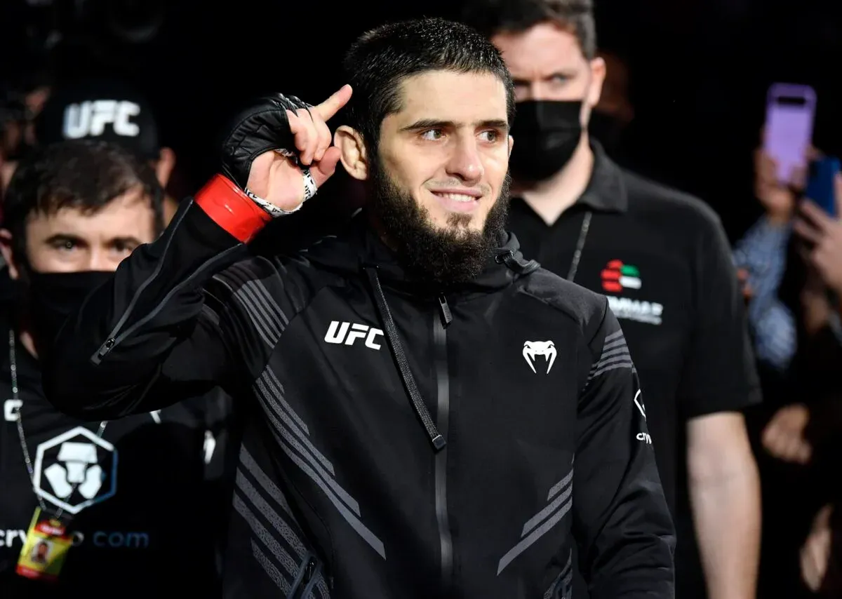 traduis ce titre en Français et rend le accrocheur , ne l'entoure pas de guillemets et supprime le nom du site si il est présent: Usman Nurmagomedov Discusses Makhachev's Chances at UFC 330