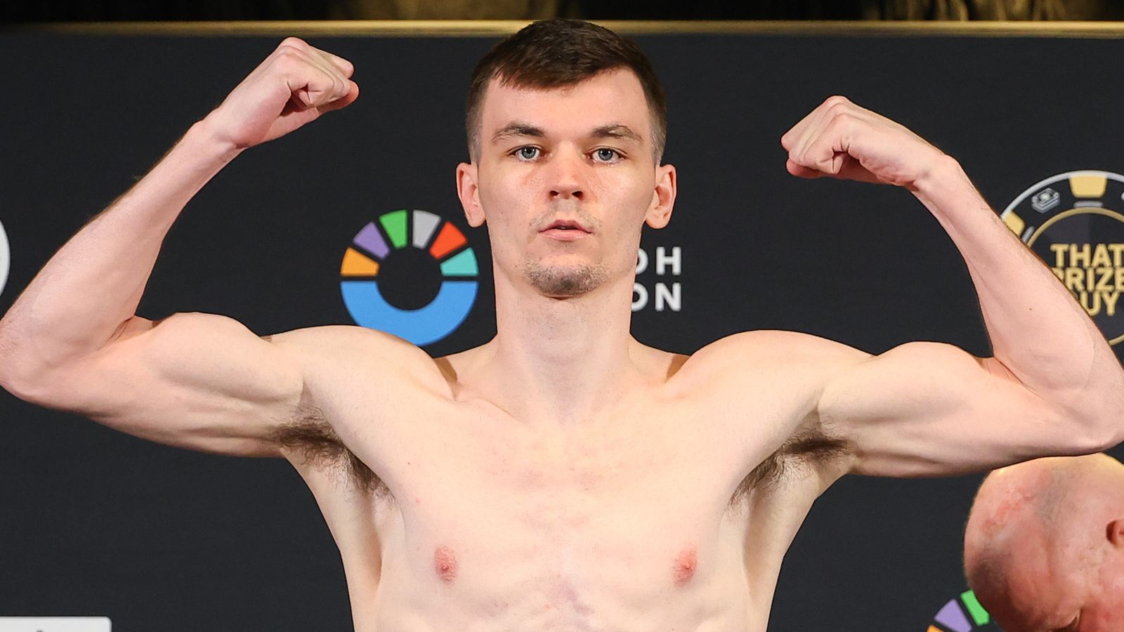 Aaron McKenna passe la pesée pour le combat de titre contre Etinosa Oliha : Une fois champion du monde, il va prendre le dessus