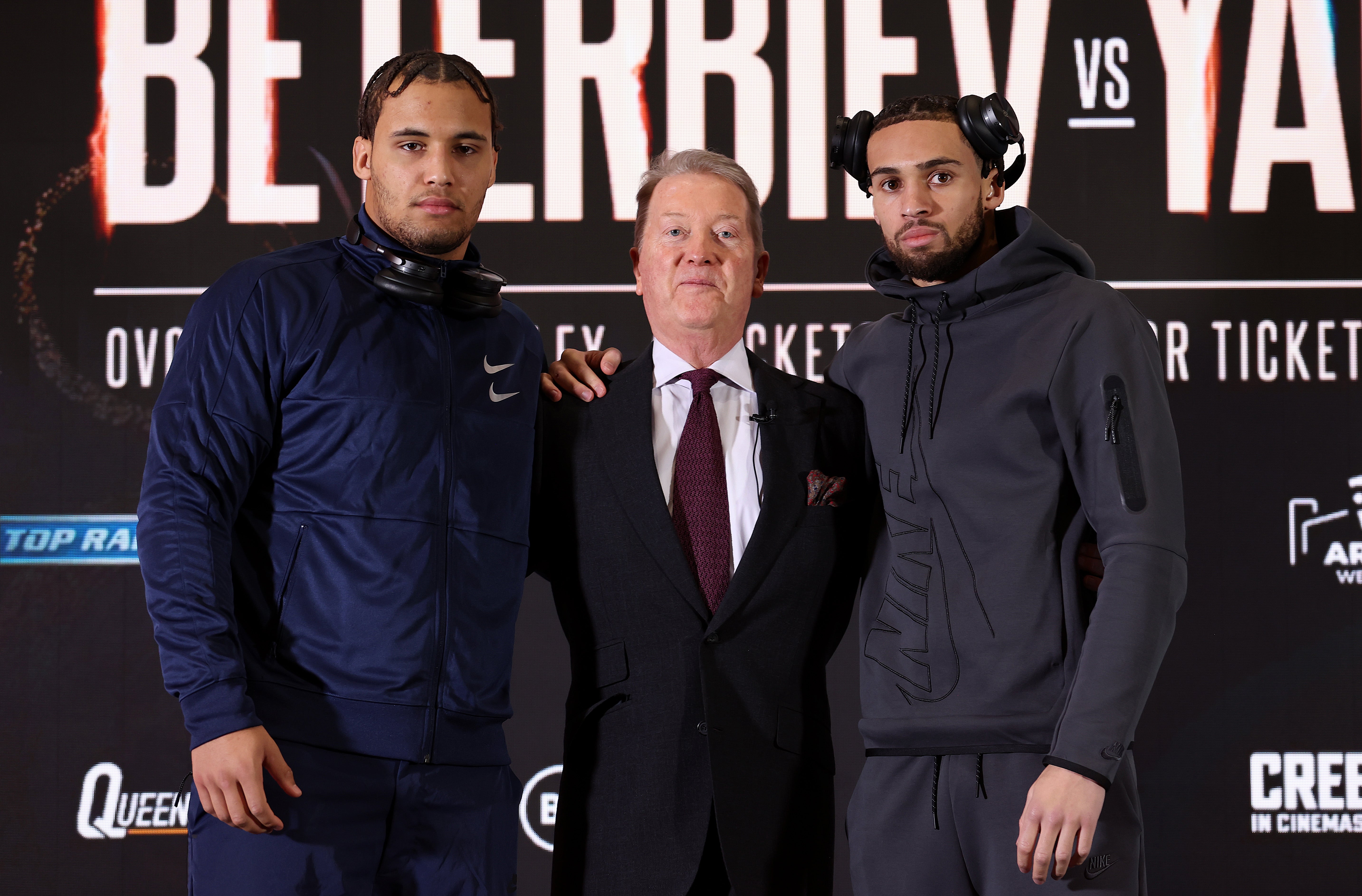 Karol avec son frère Moses (à gauche) et le promoteur Frank Warren