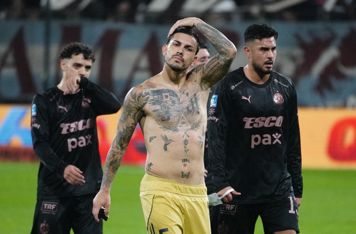 Paredes a demandé le changement à la mi-temps contre Platense.