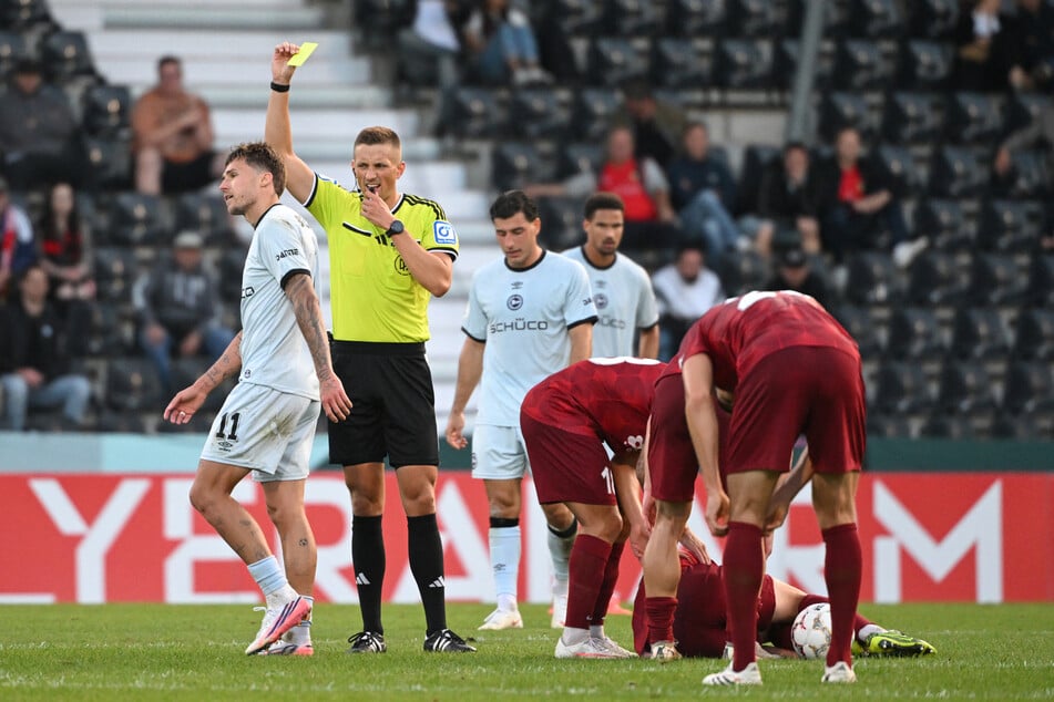 Felix Bickel arbitre la rencontre.