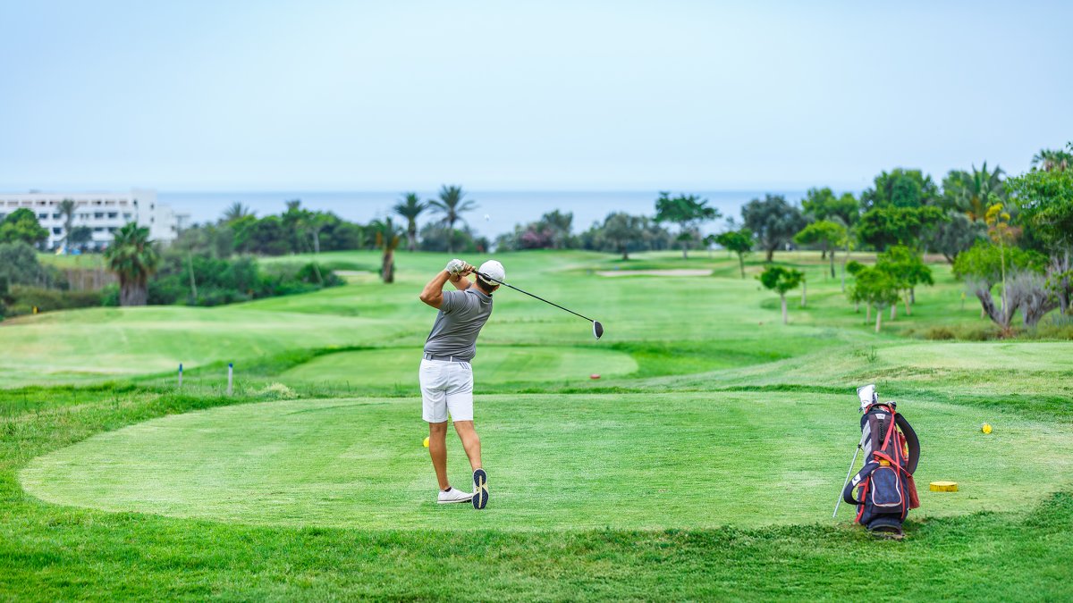 Un jugador en el tee de salida de uno de los hoyos de Alborán Golf.