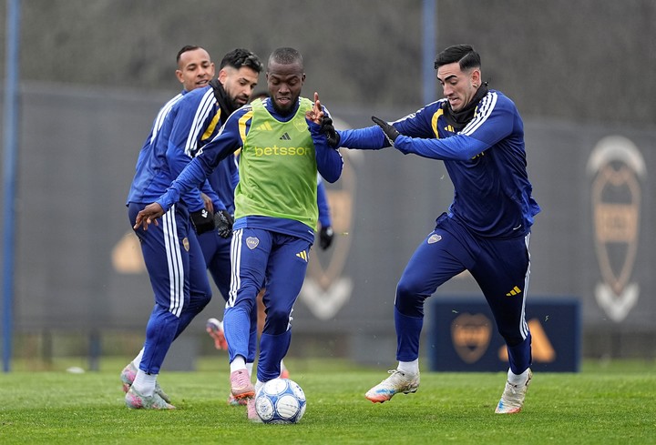Valencia et Di Lollo. Le défenseur de Boca souffre d’une inflammation pubienne (Prensa Boca).