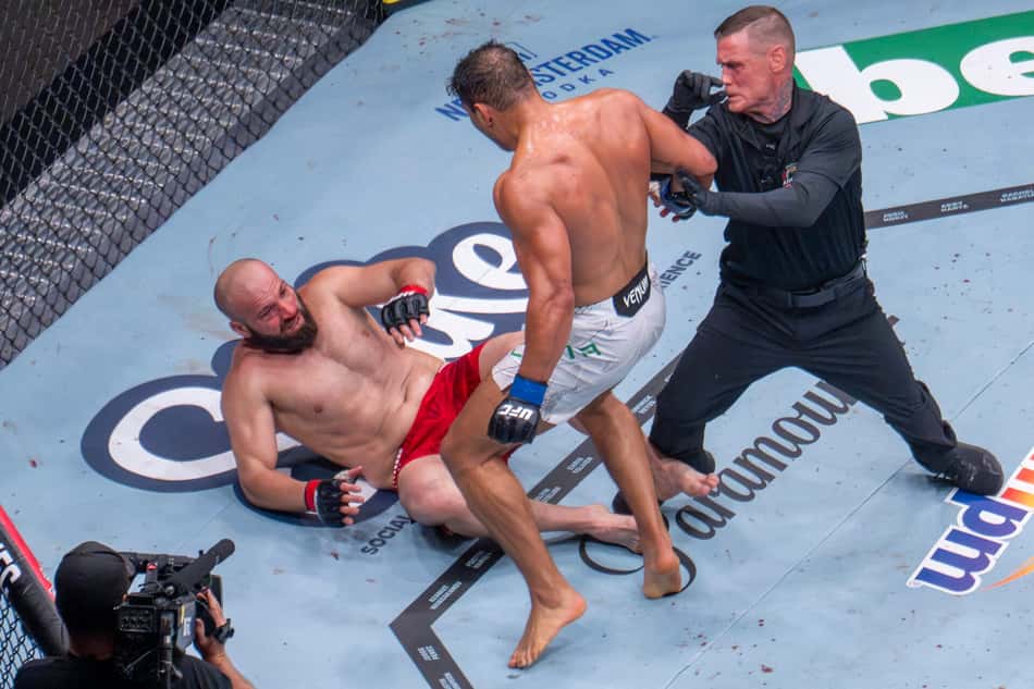 Borrachinha vainc Azamat Murzakanov au UFC 327