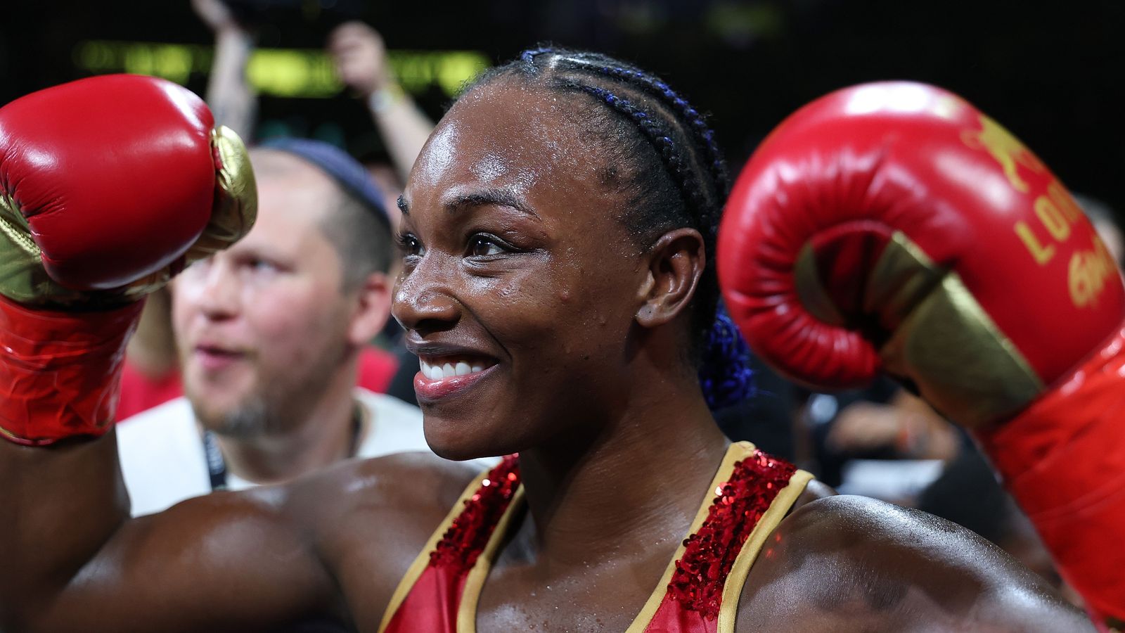 Claressa Shields met fin au règne de Kaye Scott et s’empare des ceintures WBC et WBA des poids moyens