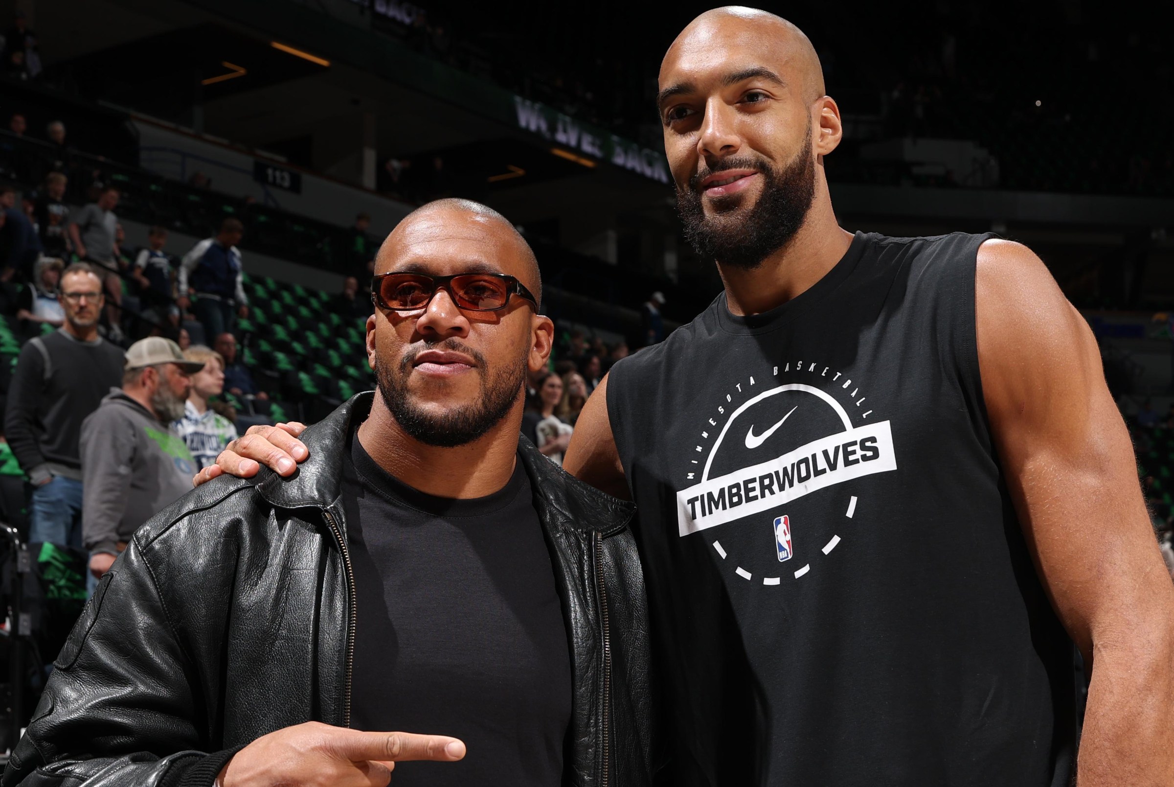 Ciryl Gane et Rudy Gobert posent avant le match Spurs vs Timberwolves